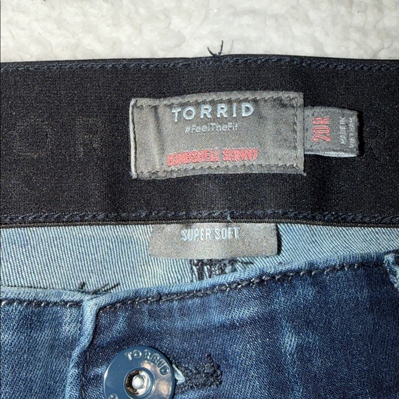 Torrid Bombshell Skinny Semi Distressed Jeans EUC 20 Plus size - Picture 3 of 7